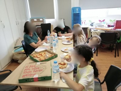 Γεύμα με τις Μητέρες και τα παιδιά της Αγκαλιάς, προσφορά της L'artigiano